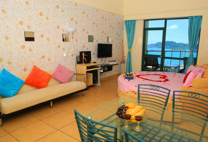 三亚湾路--电脑高级海景圆床房