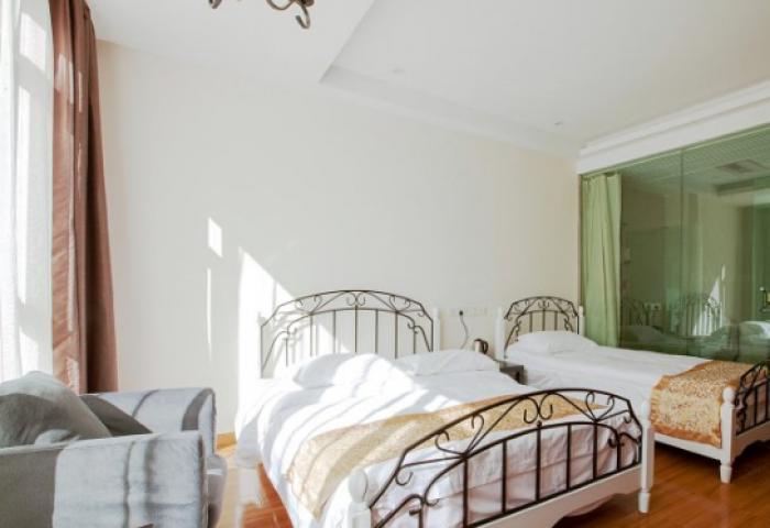 豪华山景家庭房