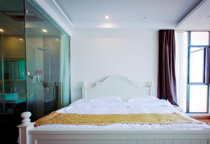 顶层湖景大床房