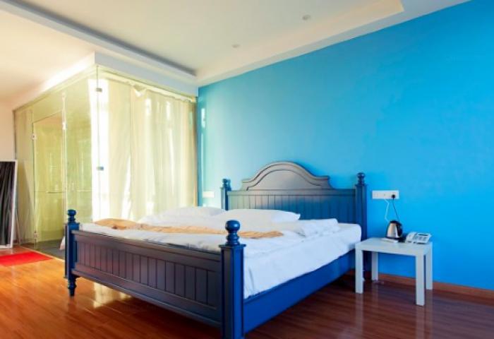 豪华湖景大床房