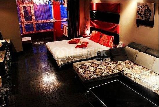 *小资生活短租豪华情侣床免费上网