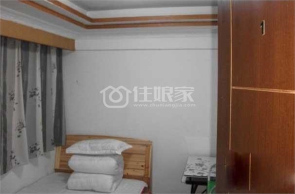 *地铁口朝南大间出租